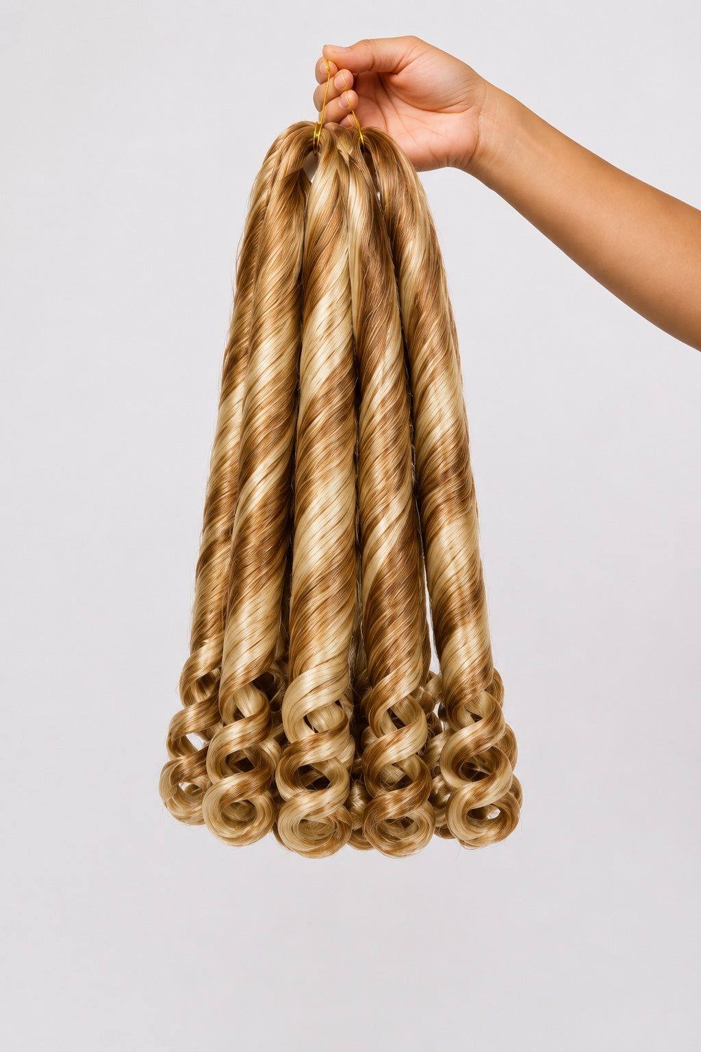 Source Vivitress T27/613 French curl braid bundle held by hand