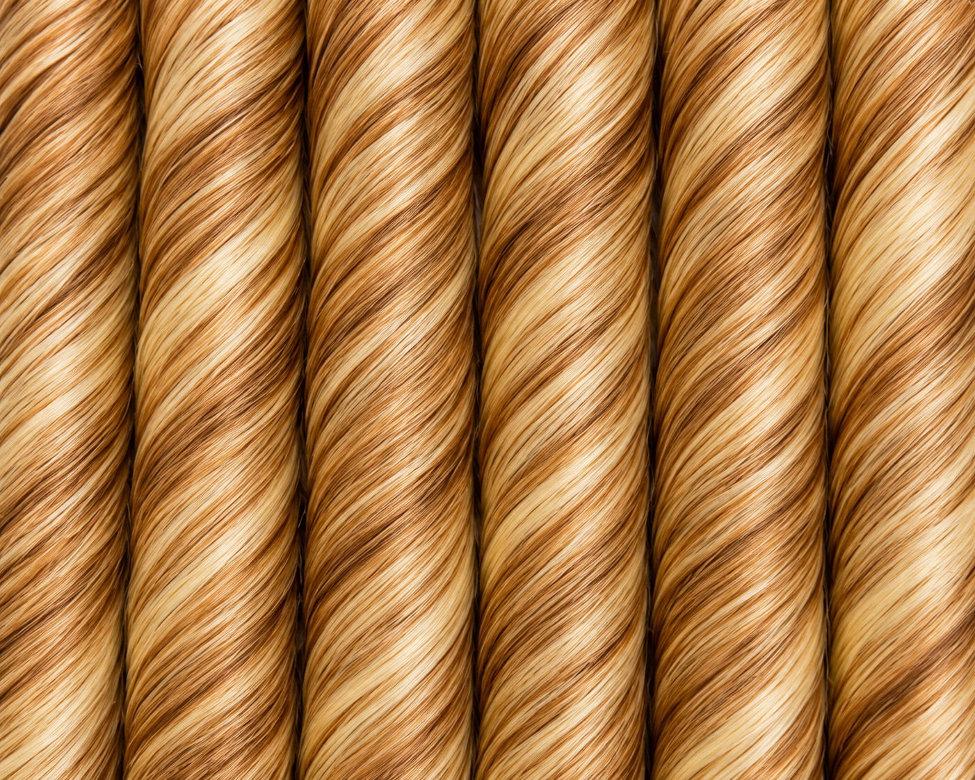 Close-up texture of Source Vivitress T27/613 French curl braid hair